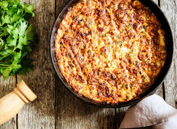 Aprenda a preparar arroz de forno com cenoura, ervilhas e carne moída