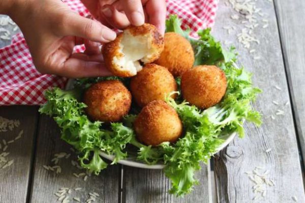 Como preparar croquetes de arroz com mussarela. Receita passo a passo